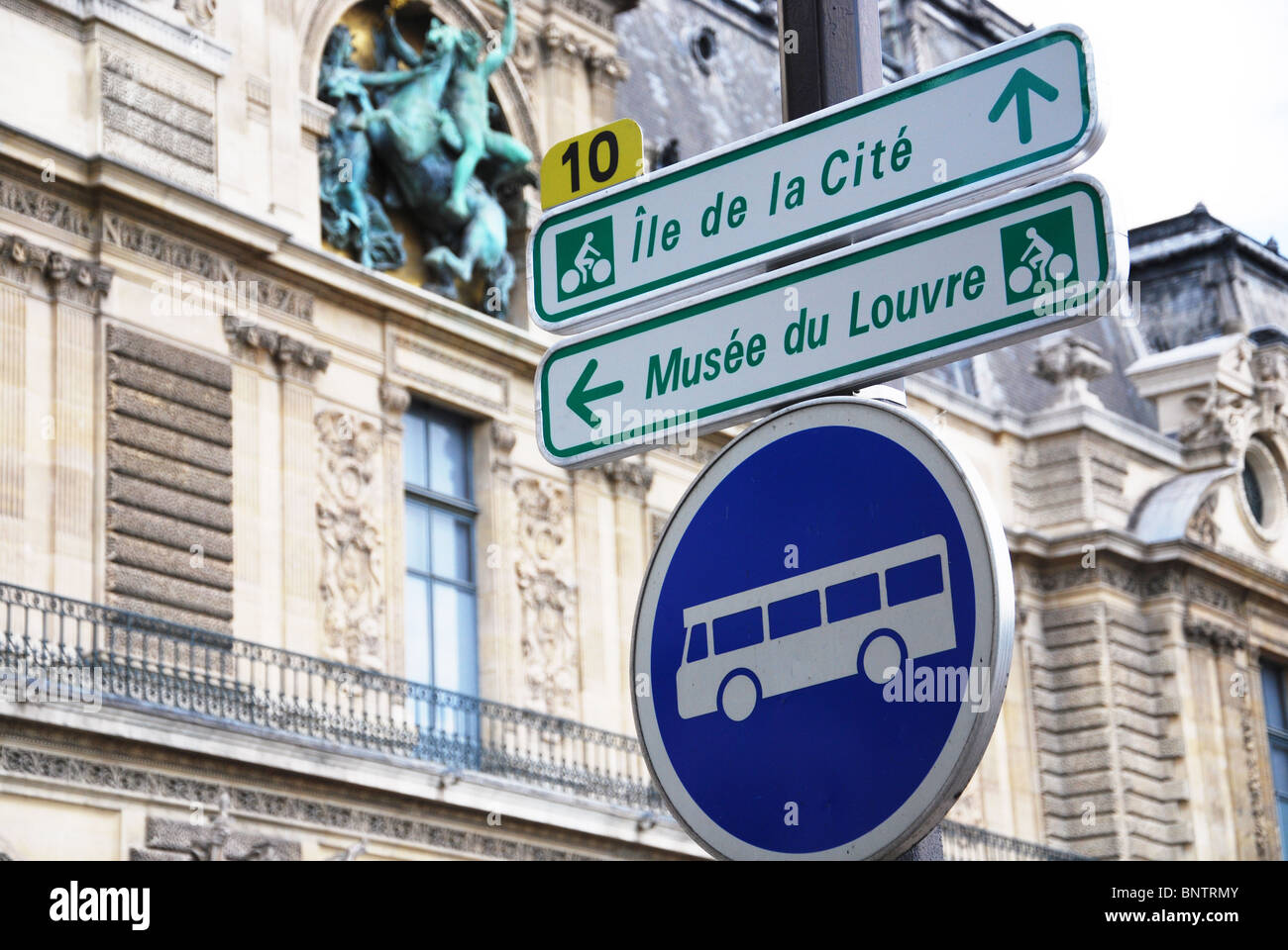 Musée du Louvre avec signe pour les cyclistes Paris France Banque D'Images