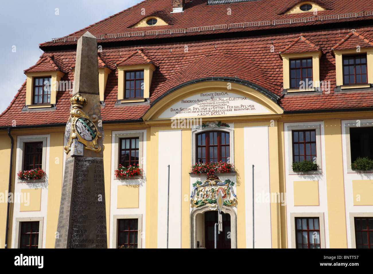 Le 18e siècle Town Hall ou Rathaus dans Strehla, une ville sur l'Elbe, dans le quartier de Meissen, Allemagne. Banque D'Images