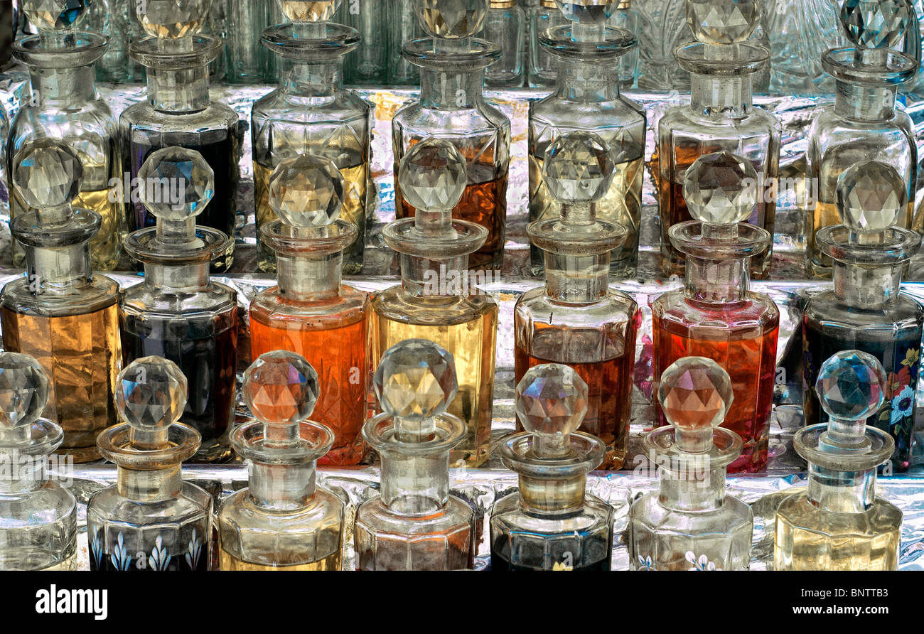 Burettes en verre contenant des huiles essentielles Banque D'Images