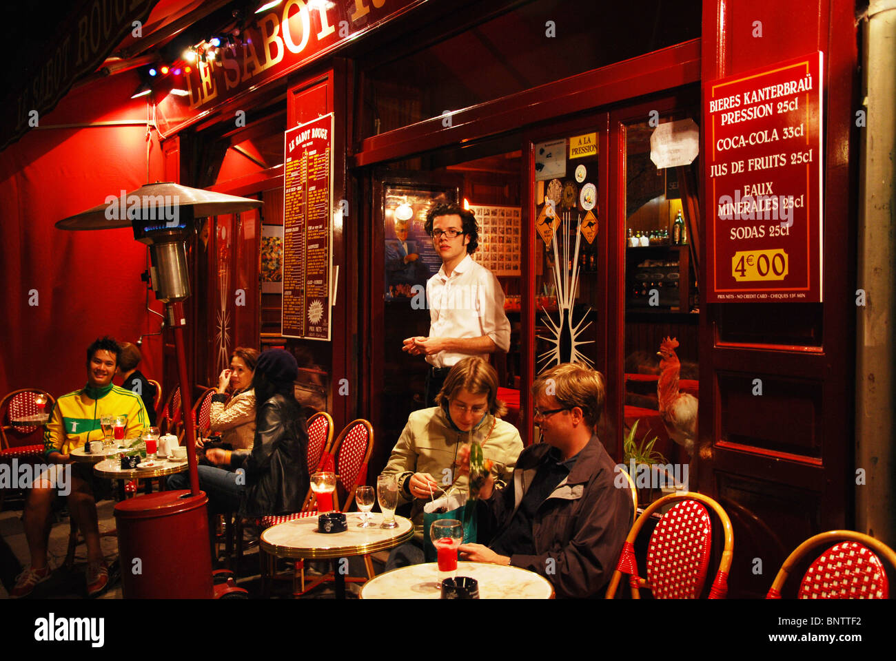 Le Sabot Rouge célèbre restaurant de la Place du Tertre, Paris France Photo  Stock - Alamy