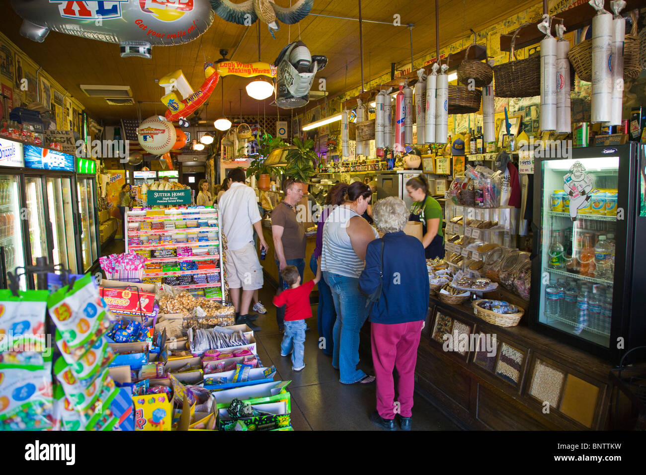 Les gens à l'intérieur de magasin dans St Helena à Napa Valley en Californie Banque D'Images