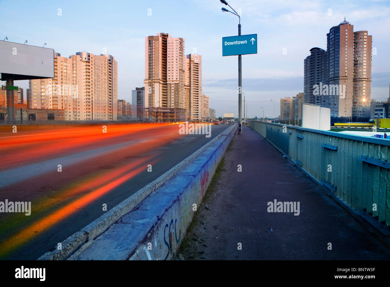 Pont déserte dans microdistrict de Kiev à temps le soir Banque D'Images