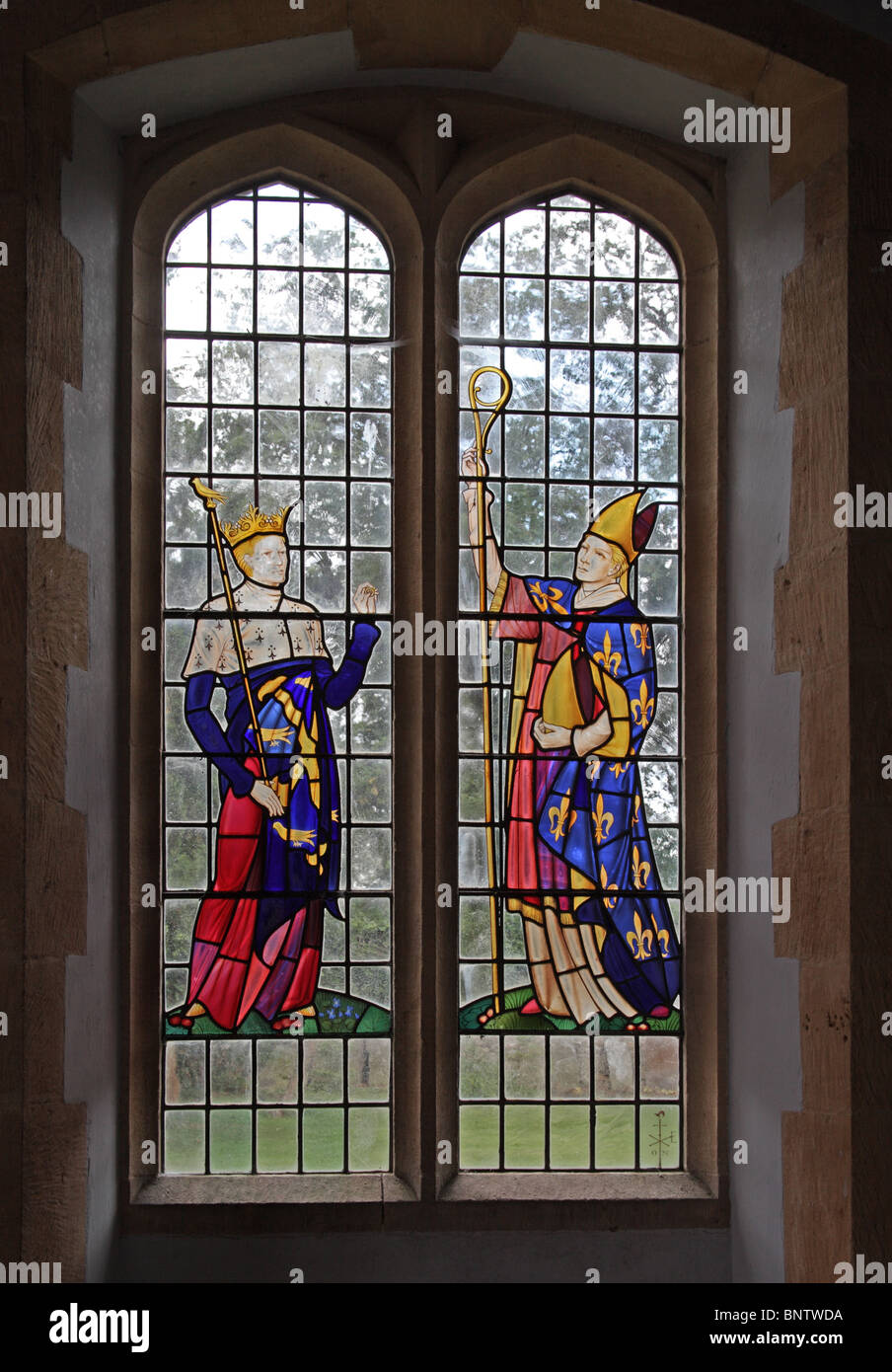 Vitraux de Hugh Ray Easton (1906-1965) représentant St Edward le confesseur et St Denys ou Denis, Église St Denys, Little Compton, Warwic Banque D'Images