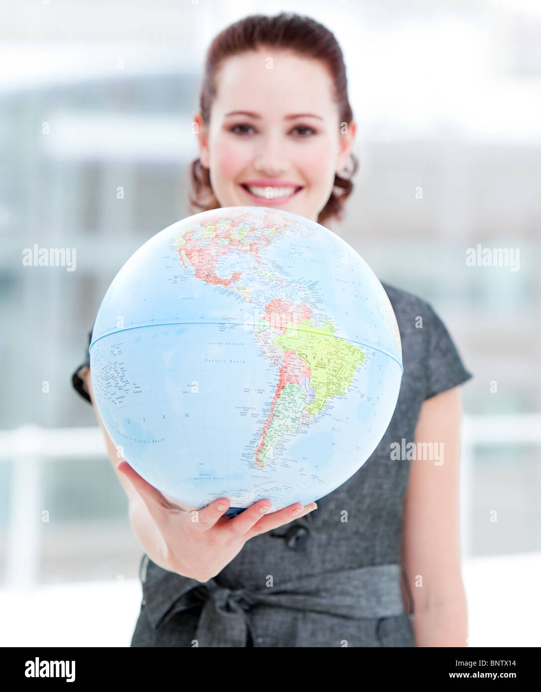 Assurance businesswoman holding a globe terrestre Banque D'Images