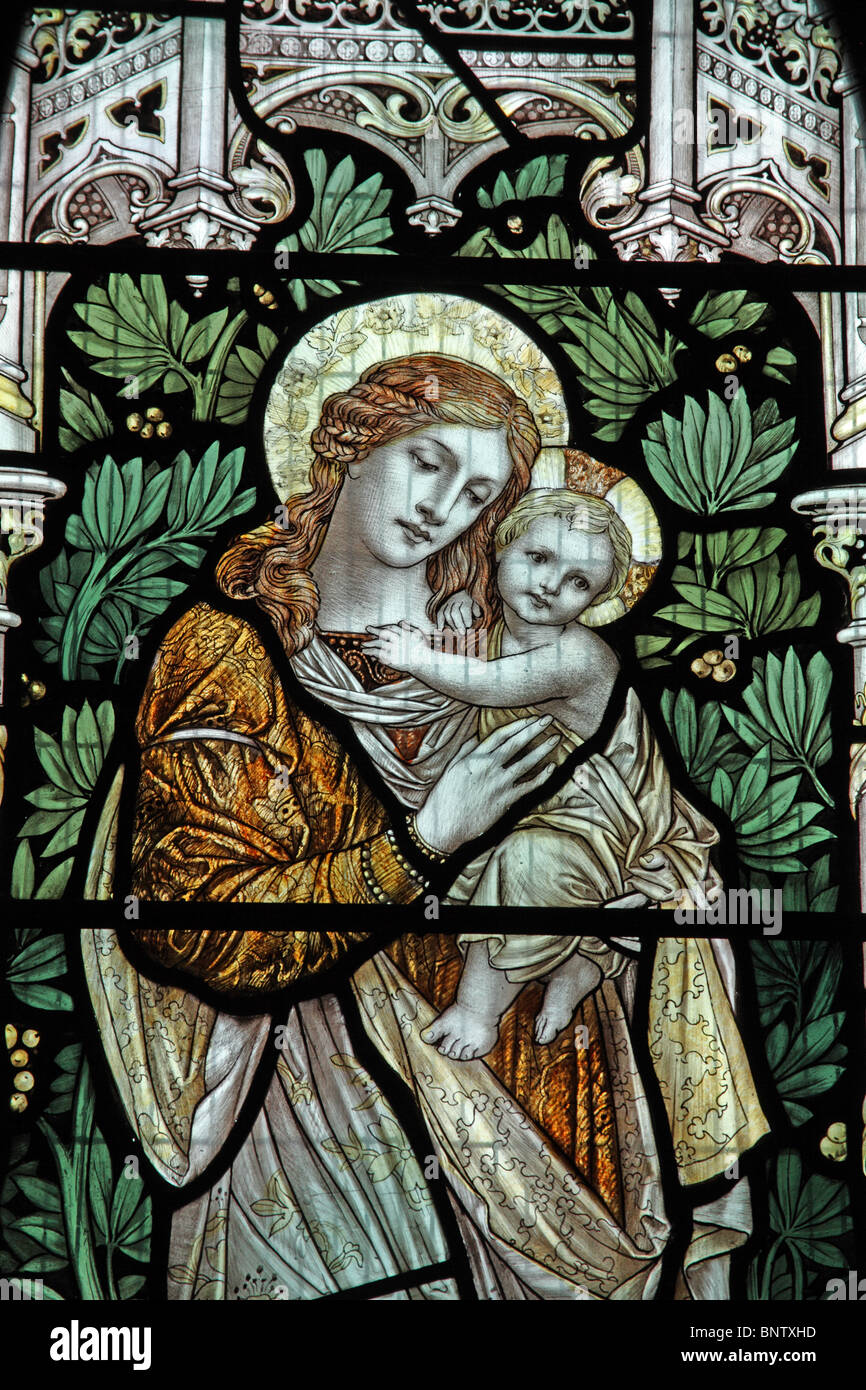 Un vitrail représentant Sainte Vierge Marie et l'Enfant Jésus, St Margaret's Church, Ratlinghope, Shropshire Banque D'Images