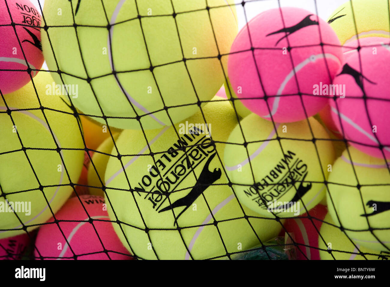 Les grandes balles de tennis de Wimbledon en vente pendant la Wimbledon Tennis Championships 2010 Banque D'Images
