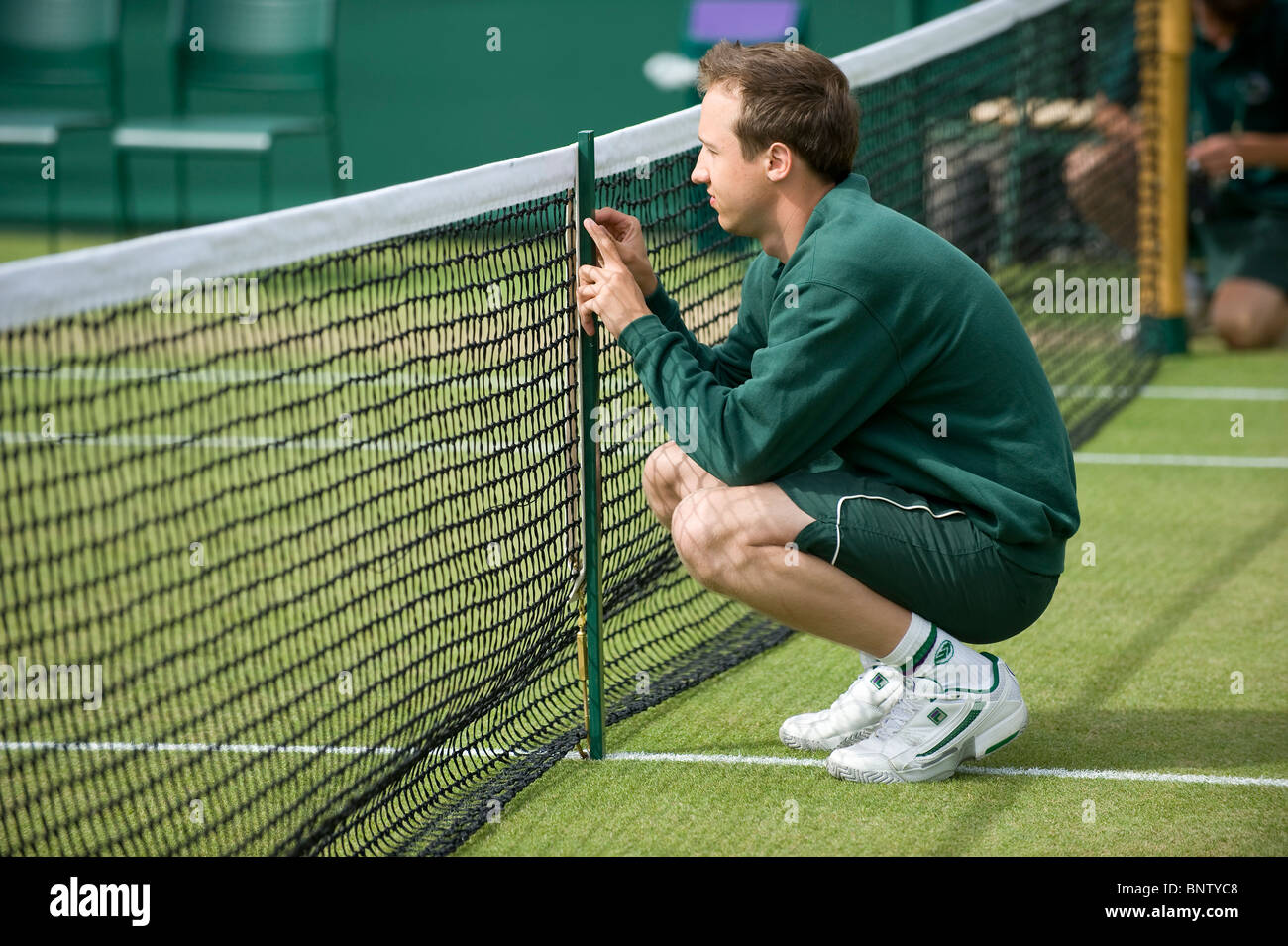 Le personnel au sol mis en place le net au cours de la Tennis de Wimbledon 2010 Banque D'Images