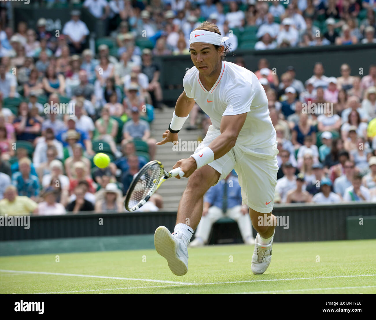 Rafael Nadal (ESP) en action au cours de la Tennis de Wimbledon 2010 Banque D'Images