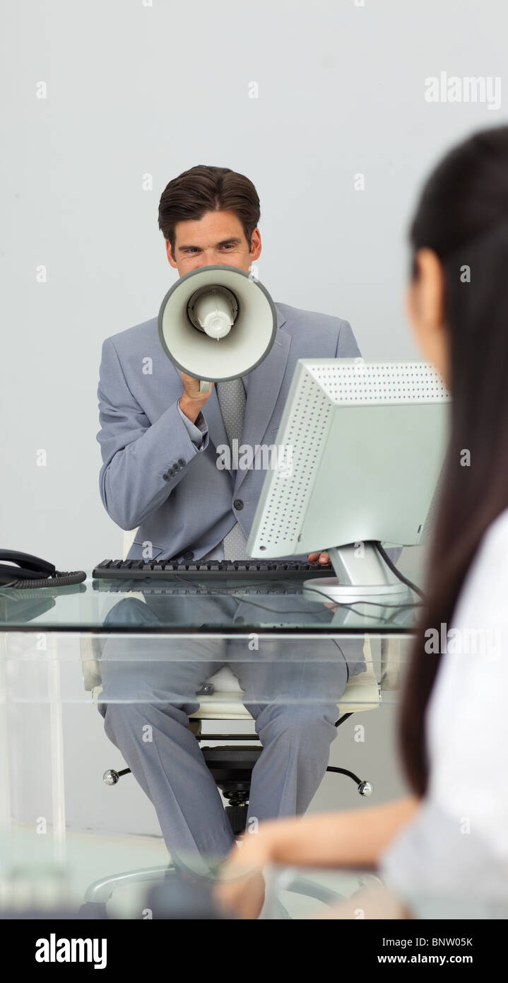 Businessman giving instructions avec un mégaphone Banque D'Images