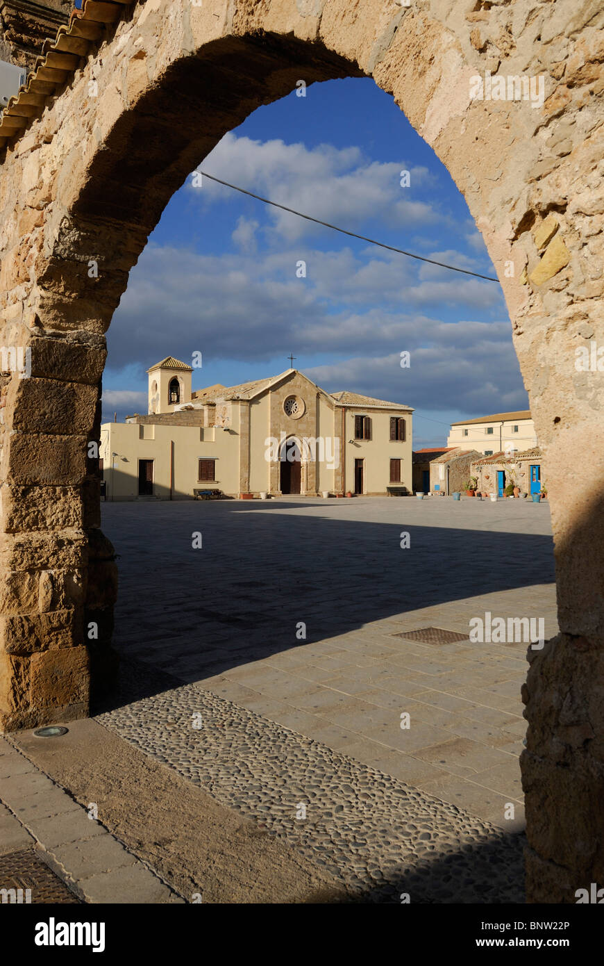 Marzamemi. La Sicile. L'Italie. Chiesa di San Francesco di Paola nella Piazza Regina Margherita. Banque D'Images