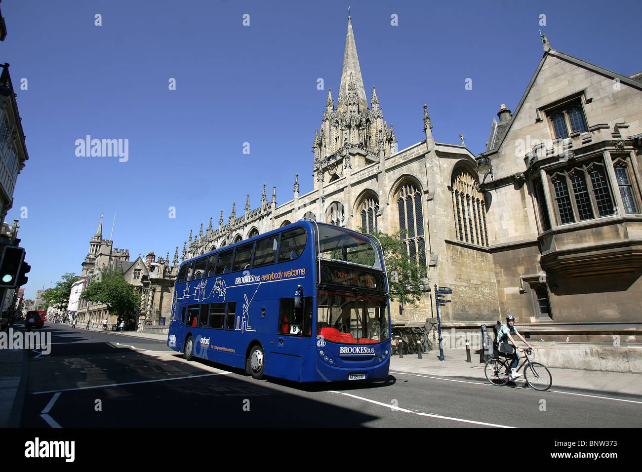 Un bus passe l'All Souls College d'Oxford High Street. Banque D'Images