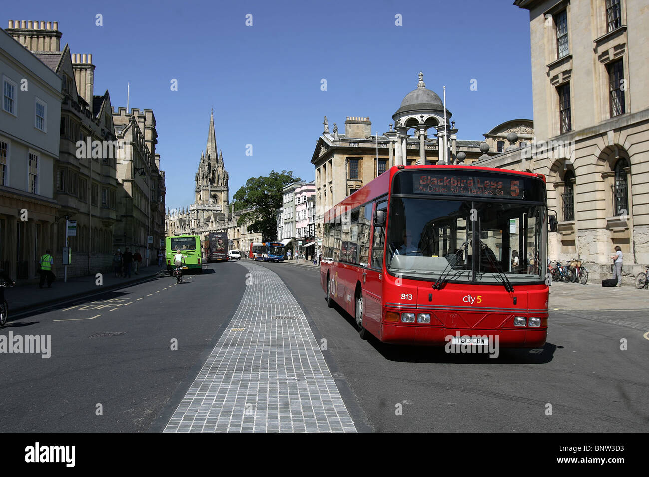 Un bus passe toutes les âmes le collègue d'Oxford High Street. Banque D'Images