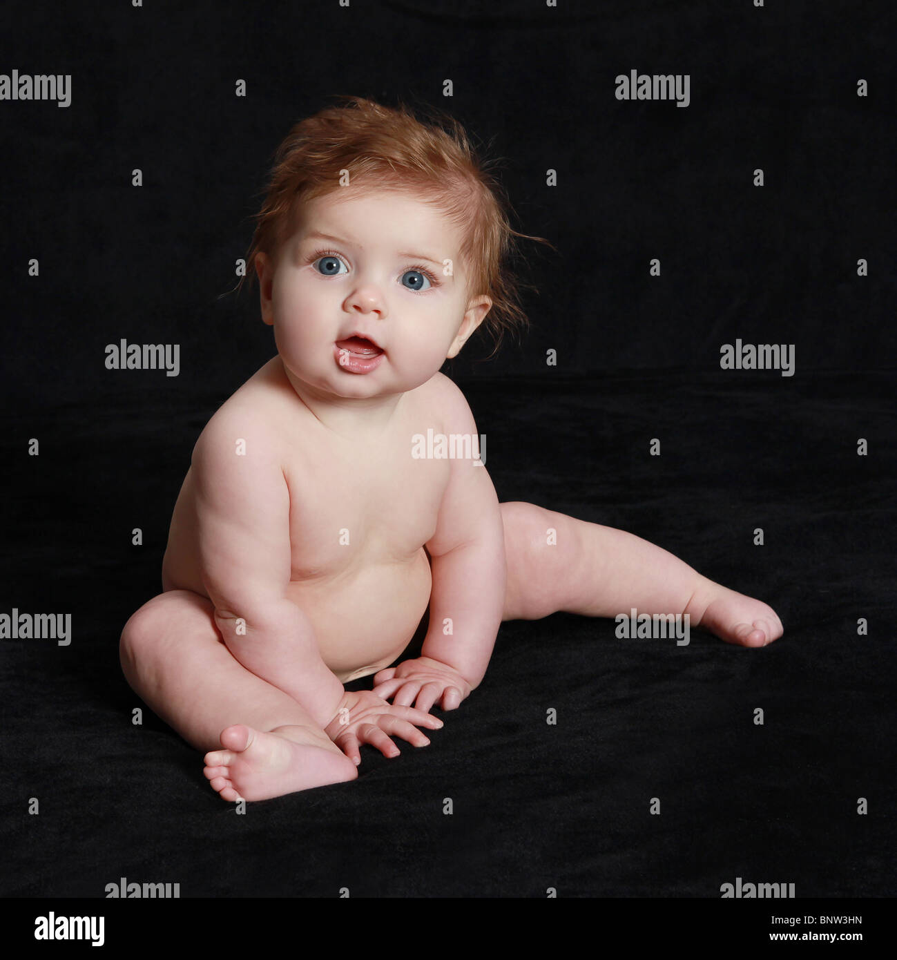 Chubby Bebe Cheveux Roux Yeux Bleus Assis Photo Stock Alamy