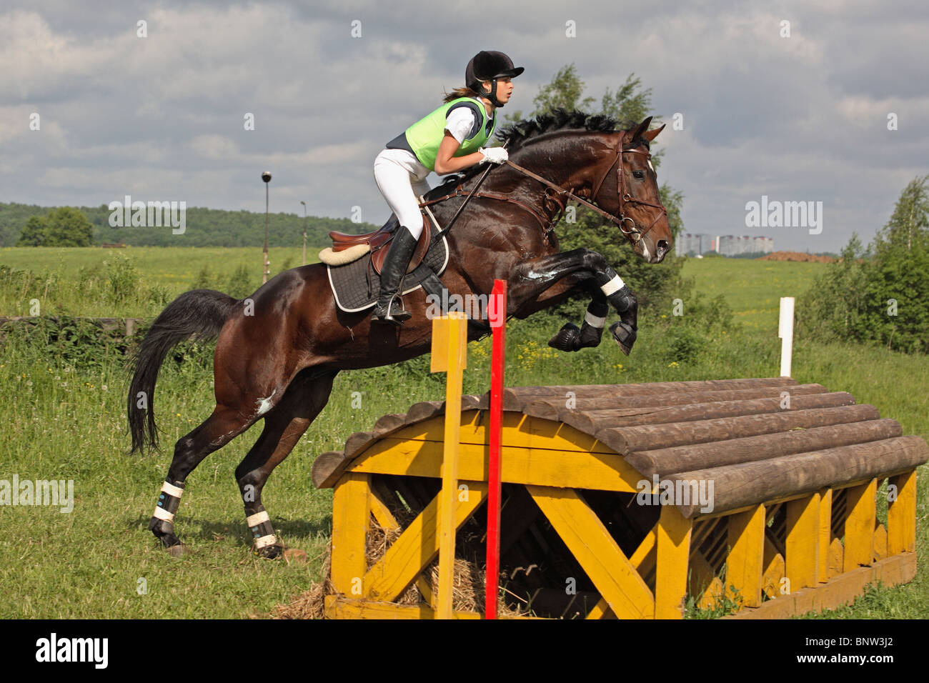 Ce cheval et cavalier suivi d'un saut sur un obstacle 3 jours, concours  complet saut cours de cross country Photo Stock - Alamy