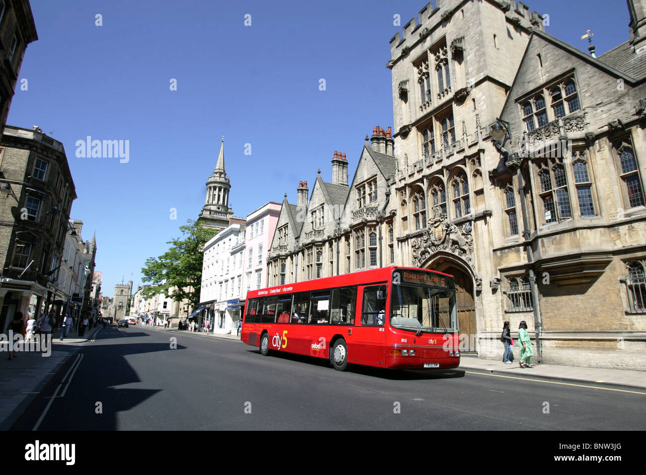 Un bus passe l'All Souls College d'Oxford High Street. Banque D'Images