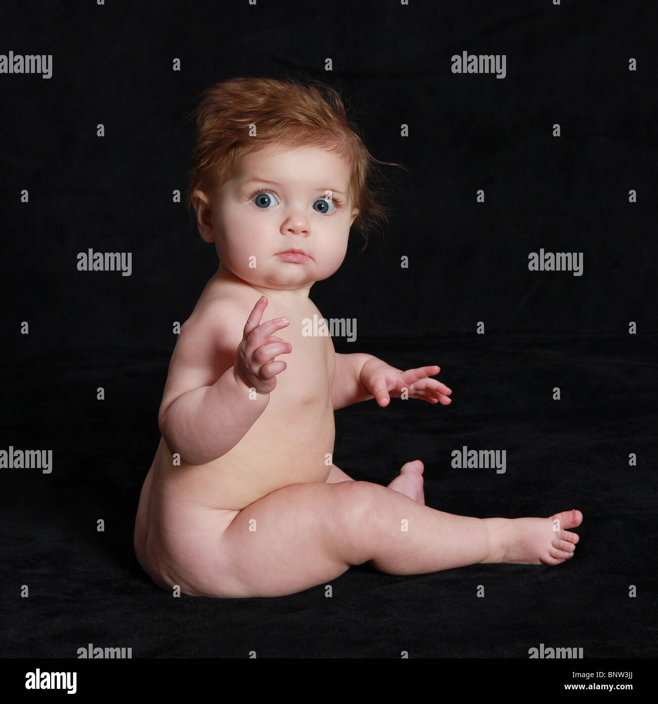 Chubby Bebe Cheveux Roux Yeux Bleus Assis Photo Stock Alamy