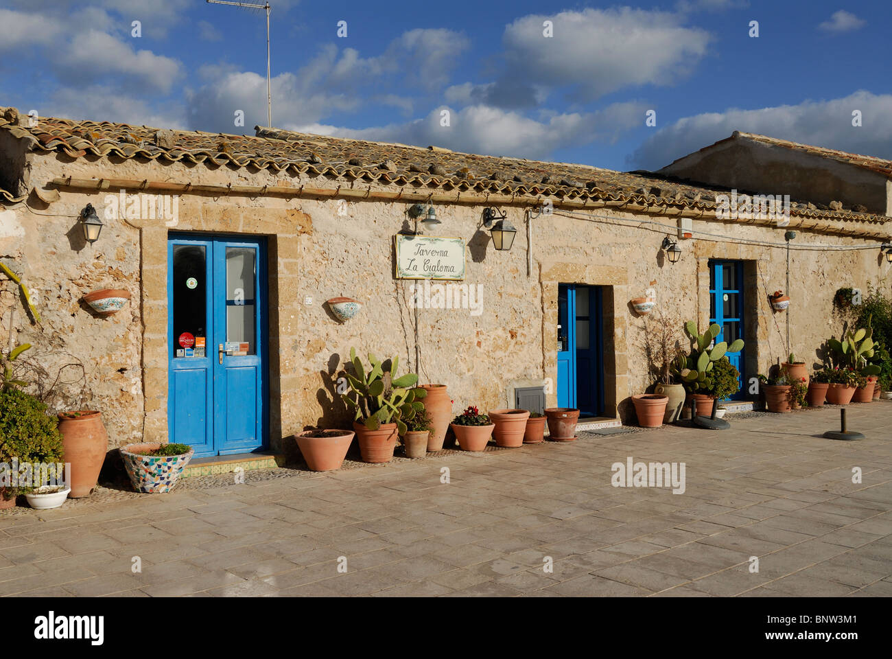 Marzamemi. La Sicile. L'Italie. Taverne sur Piazza Regina Margherita. Banque D'Images