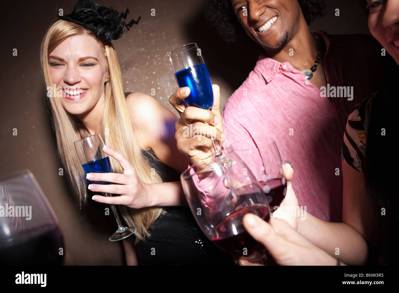 Group of people socializing at a party Banque D'Images