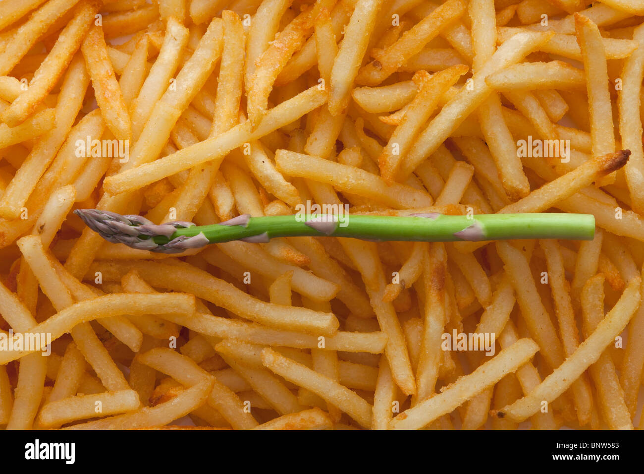 Asperge sur le dessus d'un tas de frites Banque D'Images