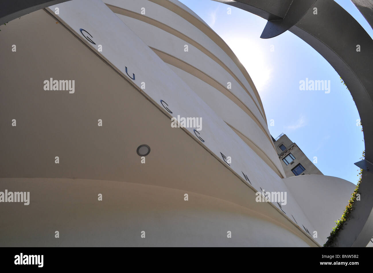 Extérieur de la Solomon R. Guggenheim Museum conçu par Frank Lloyd Wright et situé sur l'Upper East Banque D'Images