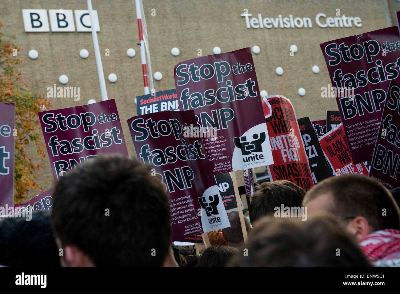 Les manifestants, contre l'inclusion de Nick Griffin de la BNP a l'heure des questions de la BBC, de rassembler à l'extérieur du Centre de Télévision Banque D'Images