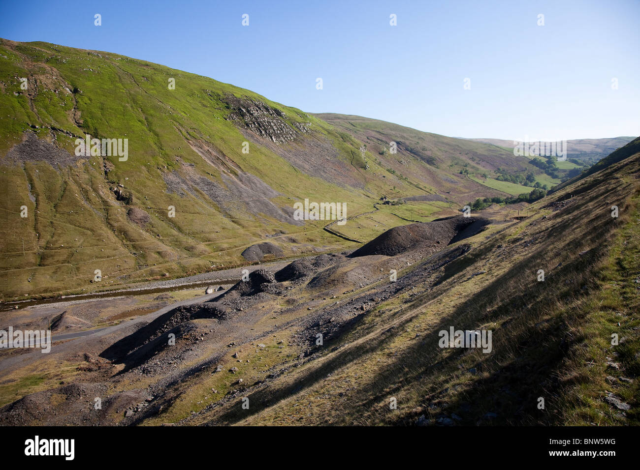 Terrils de déchets miniers et pierre demeure à Cwmystwyth Ystwyth Valley des mines de plomb de Galles UK Banque D'Images