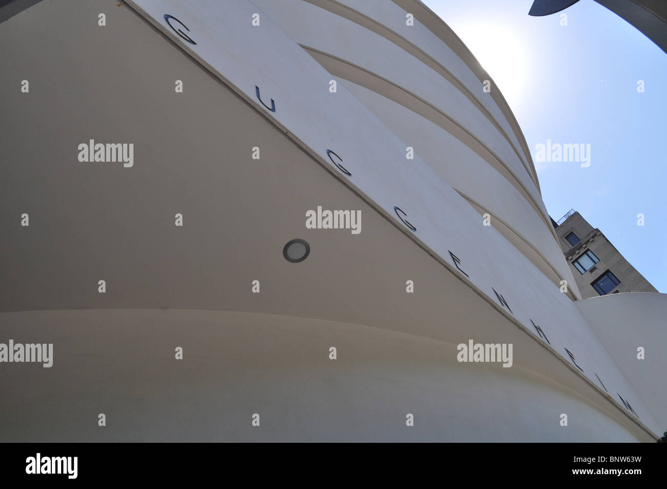 Extérieur de la Solomon R. Guggenheim Museum conçu par Frank Lloyd Wright et situé sur l'Upper East Banque D'Images