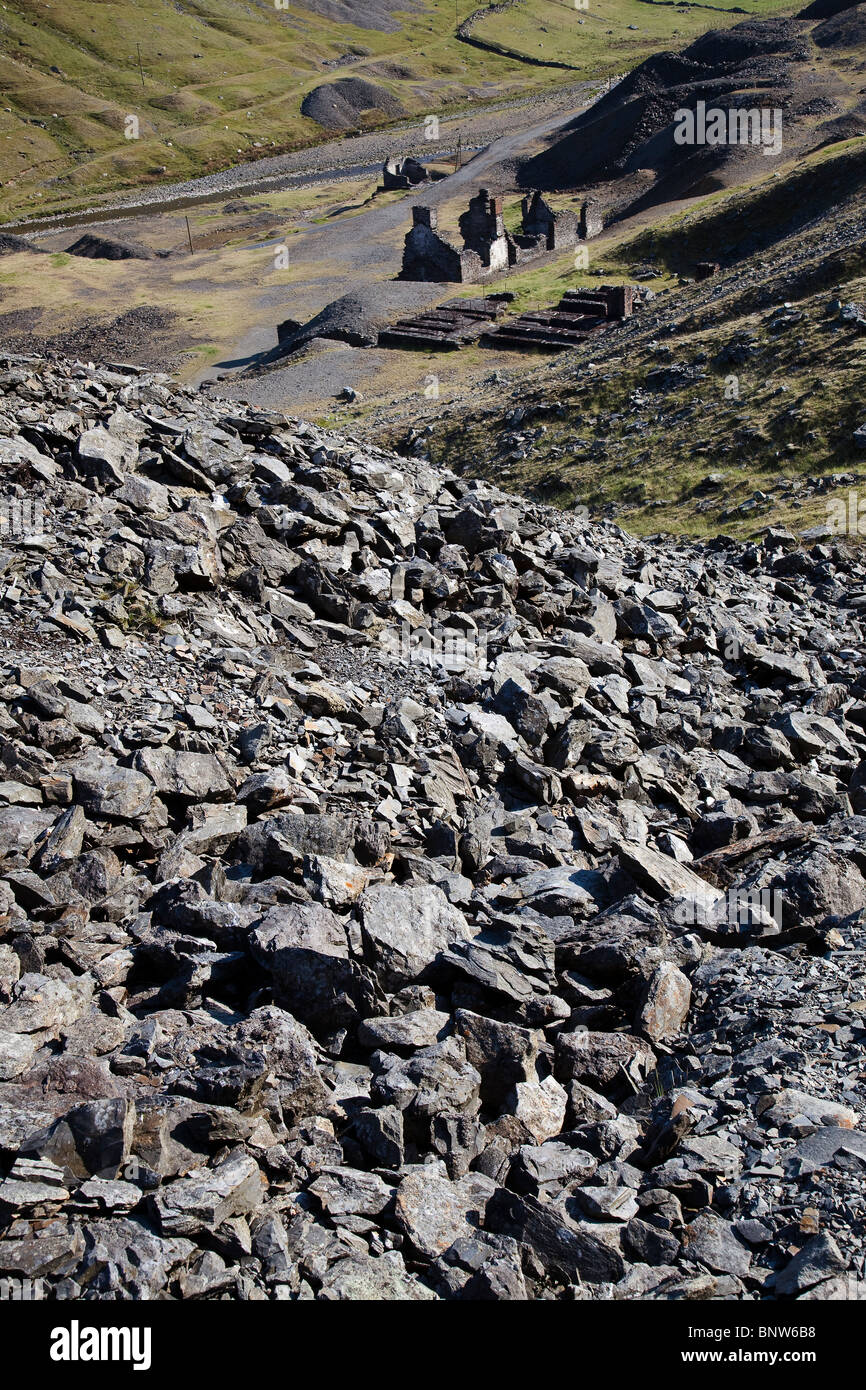 Des tas de déblais miniers et en pierre des déchets reste à Cwmystwyth Ystwyth Valley des mines de plomb de Galles UK Banque D'Images