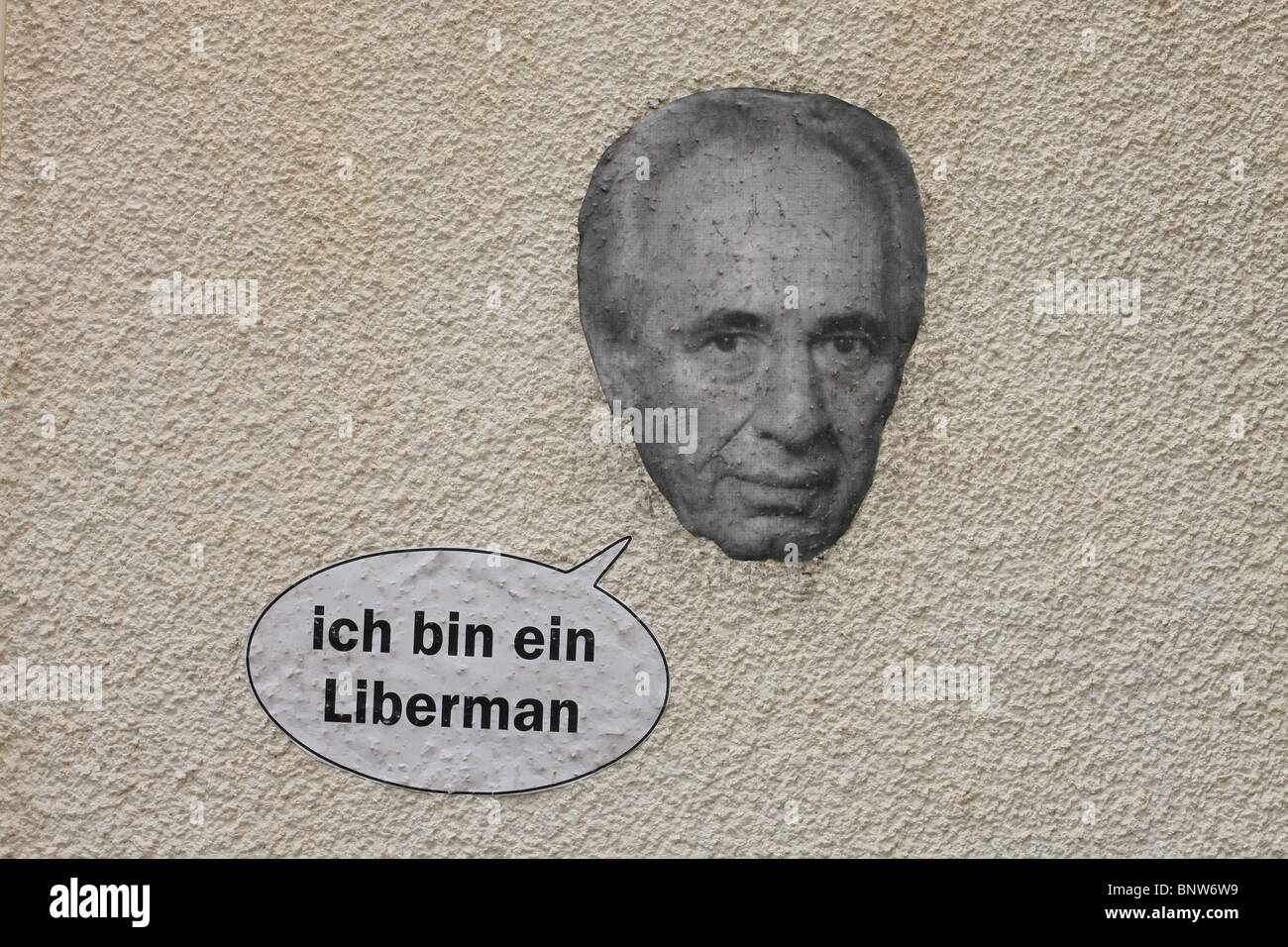 Partie d'une œuvre d'art dans une exposition à la galerie d'art Hamidrasha à tel Aviv qui représente Shimon Peres, l'ancien président et premier ministre israélien, à côté d'une bulle de discours qui dit « ich bin ein Liberman » en allemand. Qui se traduit par « je suis un Liberman » et est une référence à la célèbre ligne « Ich bin ein Berliner » d'un discours du président américain John F. Kennedy de 1963. L'œuvre est une déclaration politique liée à l'homme politique israélien Avigdor Liberman. Peres et Liberman avaient des opinions politiques opposées, en particulier sur les questions liées au processus de paix israélo-palestinien et aux échanges de terres Banque D'Images