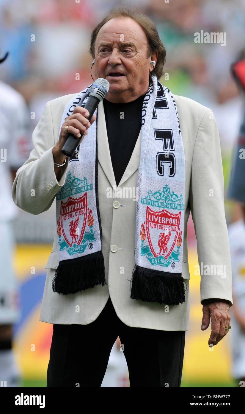 Borussia Park Moenchengladbach Allemagne, 01.08.2010, football: Gerry MARSDEN, de Gerry et les pacemakers chante Liverpool FC Anthem 'You'Never Walk alone' avant le match amical d'avant-saison Moenchengladbach vs Liverpool Banque D'Images