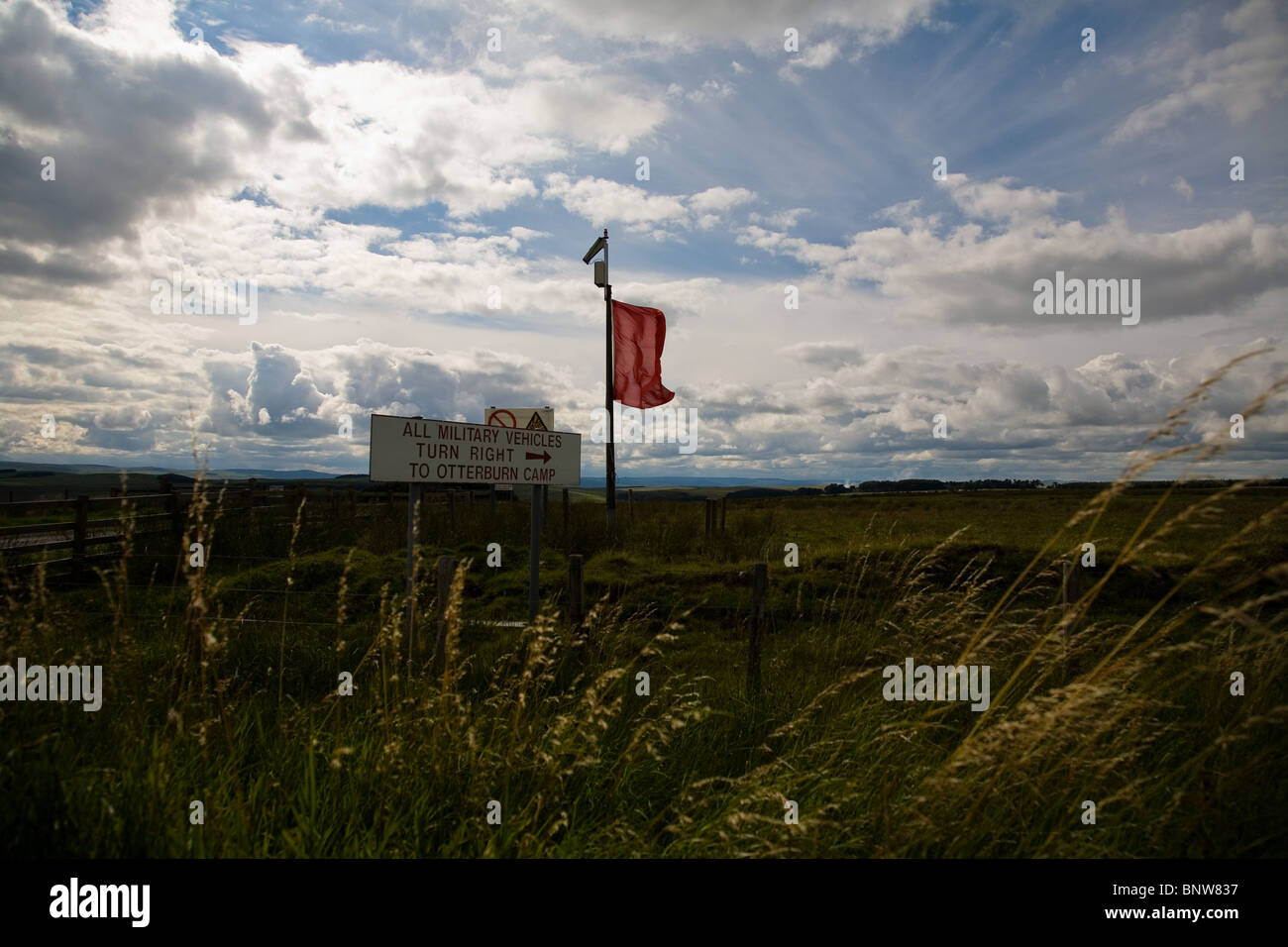 Drapeau rouge près de Northumberland elsdon danger zone de tir de l'armée. Banque D'Images