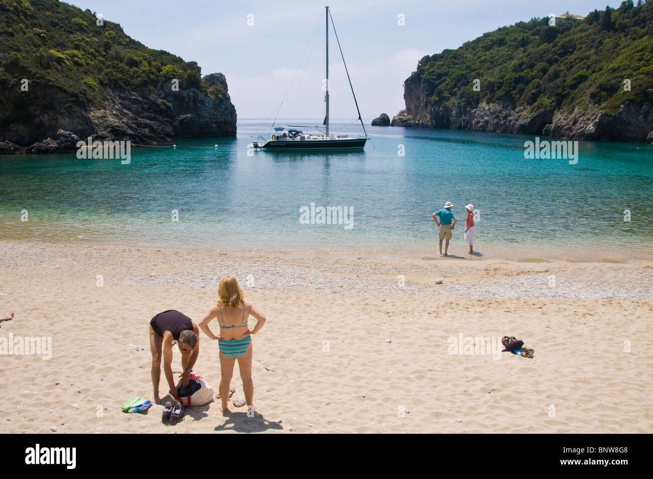 Plage de Corfou. Les touristes se détendre sur une plage de sable à Paleokastritsa sur l'île grecque de Corfou Grèce GR Banque D'Images