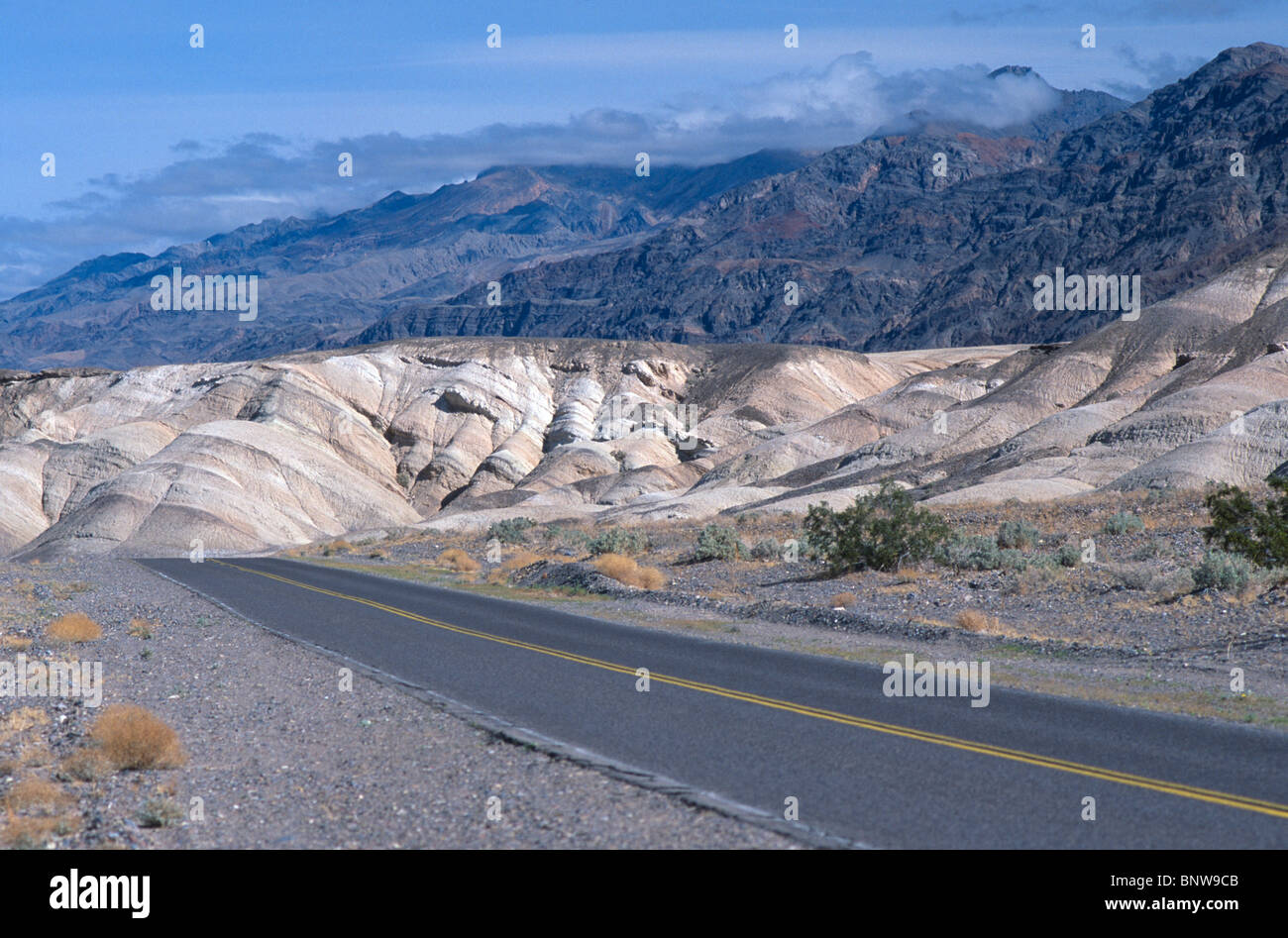 L'autoroute 267 (Scotty's Castle road) en passant le Grapevine Mountains dans la Death Valley National Park, California, USA. Banque D'Images