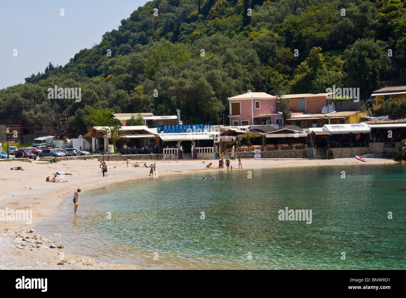 Plage de Corfou. Les touristes se détendre sur une plage de sable à Paleokastritsa sur l'île grecque de Corfou Grèce GR Banque D'Images