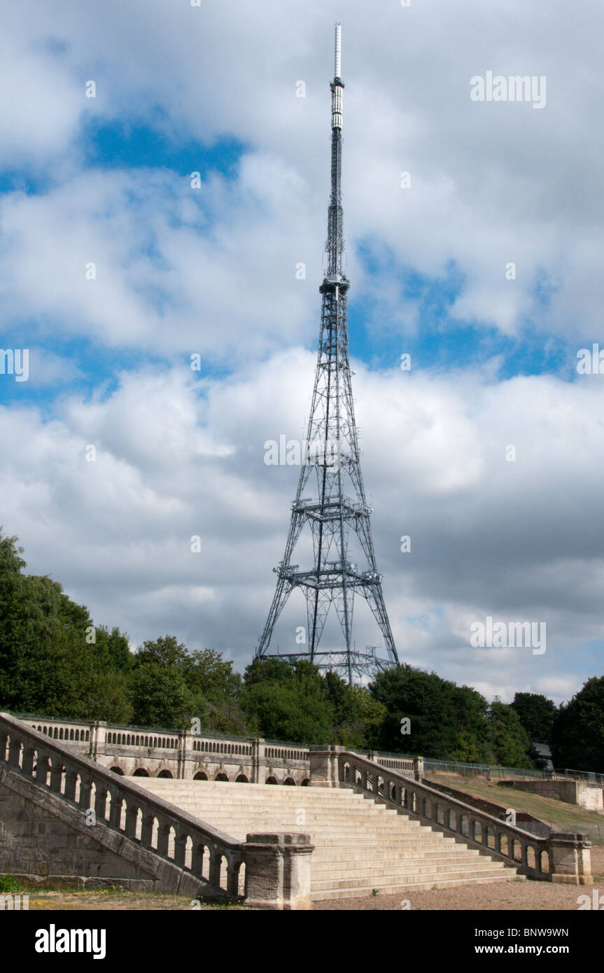 Pas sur la terrasse, une partie de l'italien les ruines du Crystal Palace dans le sud de Londres avec le mât de télévision dans l'arrière-plan. Banque D'Images