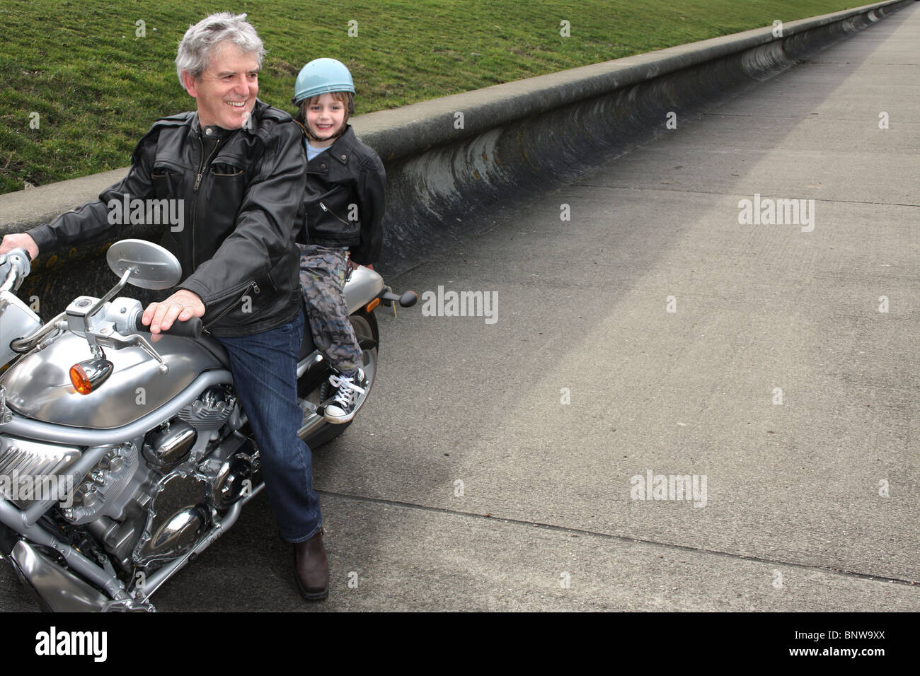 Grand-père et petit-fils sur la moto. Banque D'Images