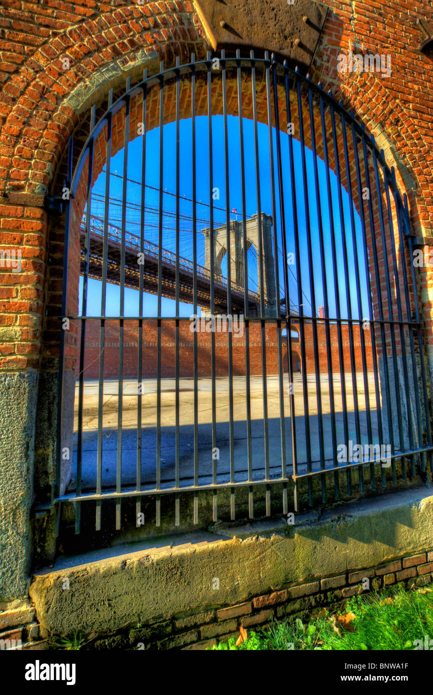 Le Brooklyn Pier du Brooklyn vu à travers la grille sur l'arche dans l'usine de tabac au lever du soleil Banque D'Images