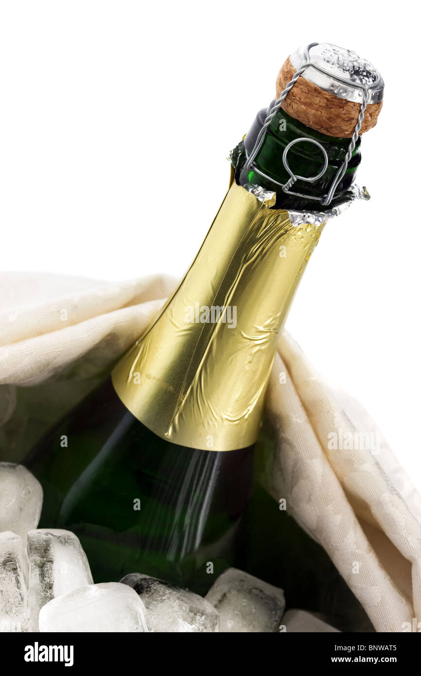 Close-up of a cold bouteille de champagne sur la glace (cut-out) Banque D'Images