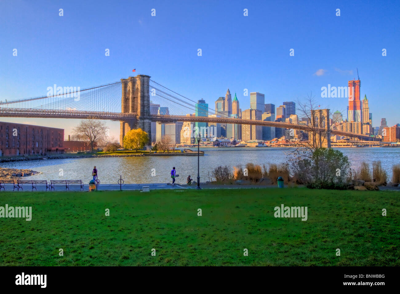 Pont de Brooklyn, l'anse, et l'entrepôt de tabac vu du pont de Brooklyn Park à l'aube Banque D'Images