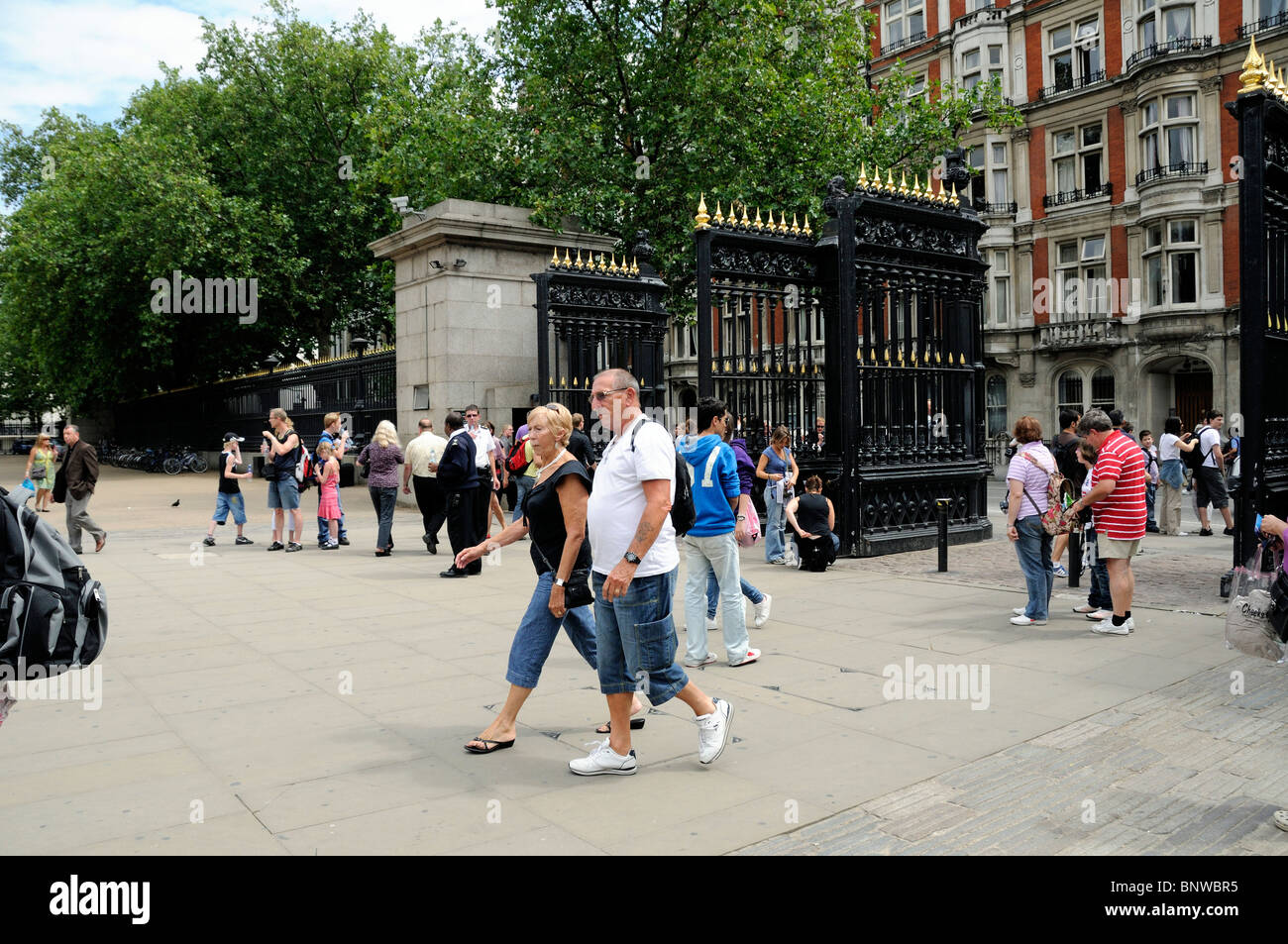 Passage à niveau touristique avant-cour du British Museum Bloomsbury Londres Angleterre Royaume-uni Banque D'Images