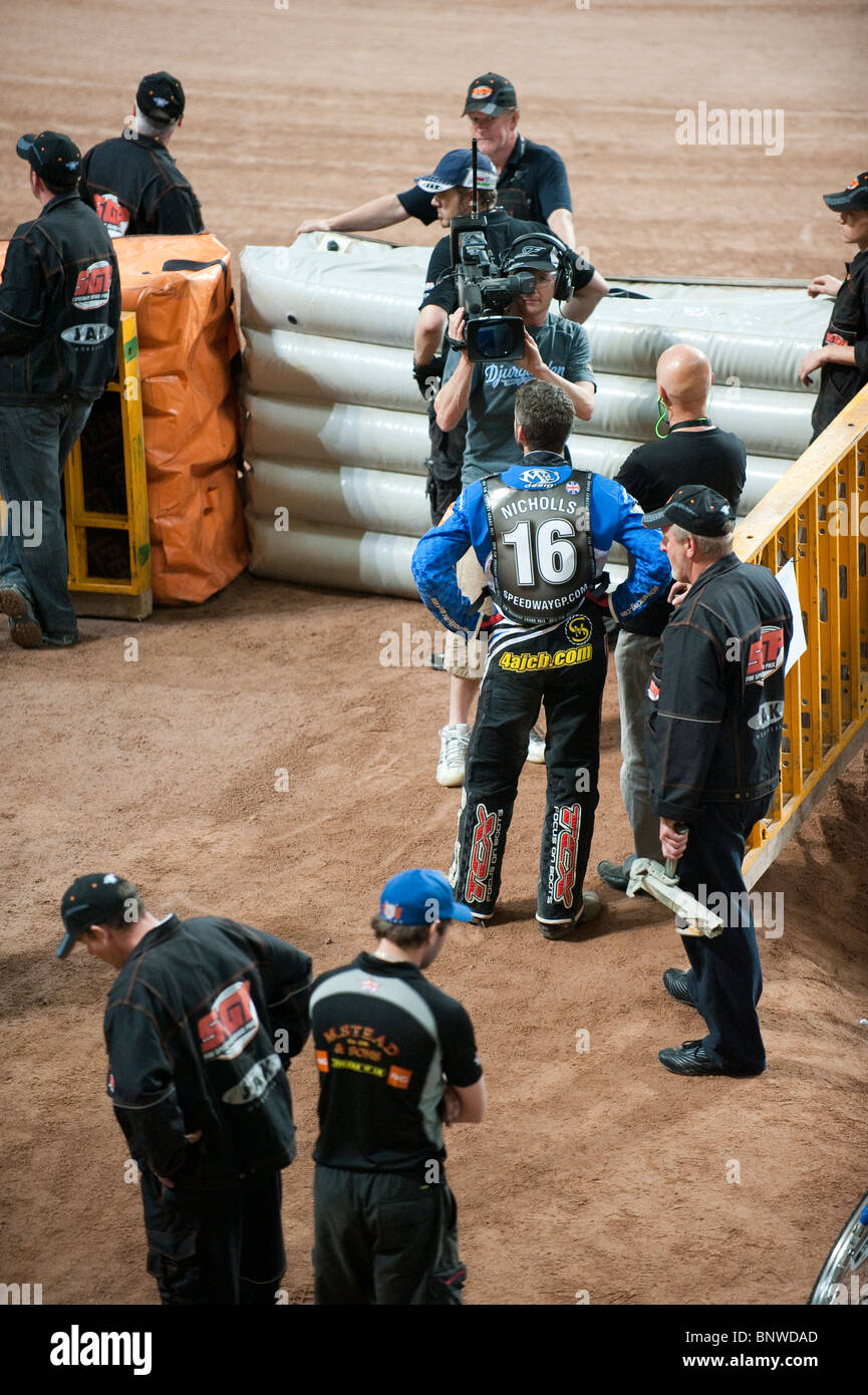 2010 British Speedway Grand Prix. Scott Nicholls se penche sur la piste en attente de sa prochaine course Banque D'Images