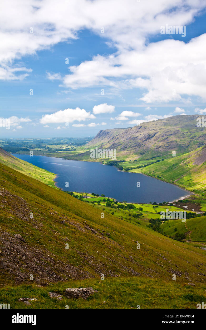 Vue sur l'eau de la Wast Wasdale Head à vélo jusqu'à Scafell Pike, Lake District, Cumbria, England, UK Banque D'Images