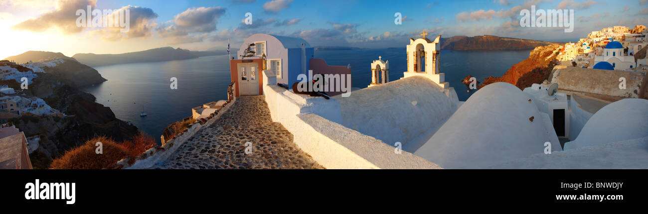 Oia ( IA ) Ville- Santorin îles Cyclades grecques - Vue panoramique Banque D'Images