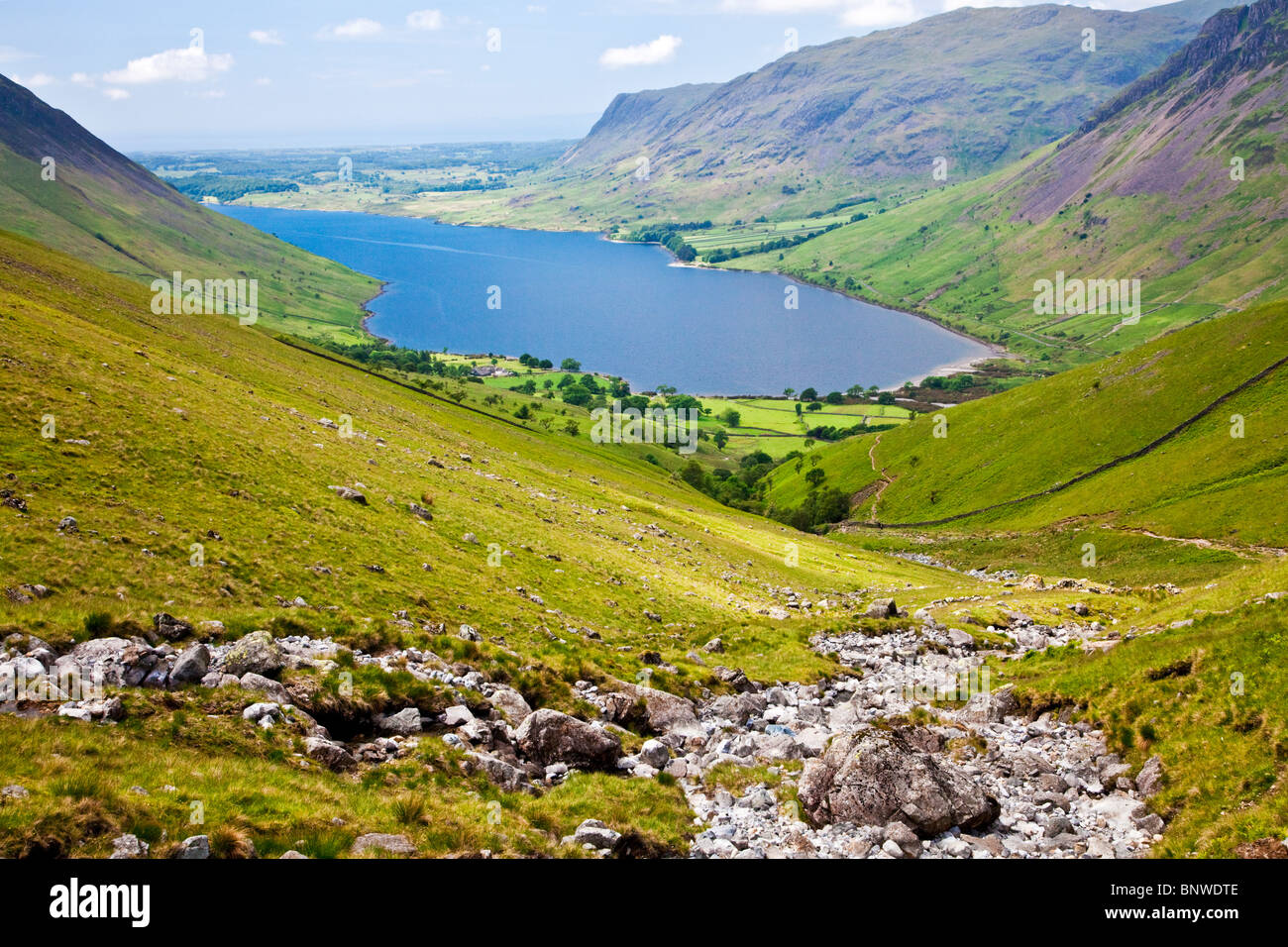 Vue sur l'eau de la Wast Wasdale Head à vélo jusqu'à Scafell Pike, Lake District, Cumbria, England, UK Banque D'Images