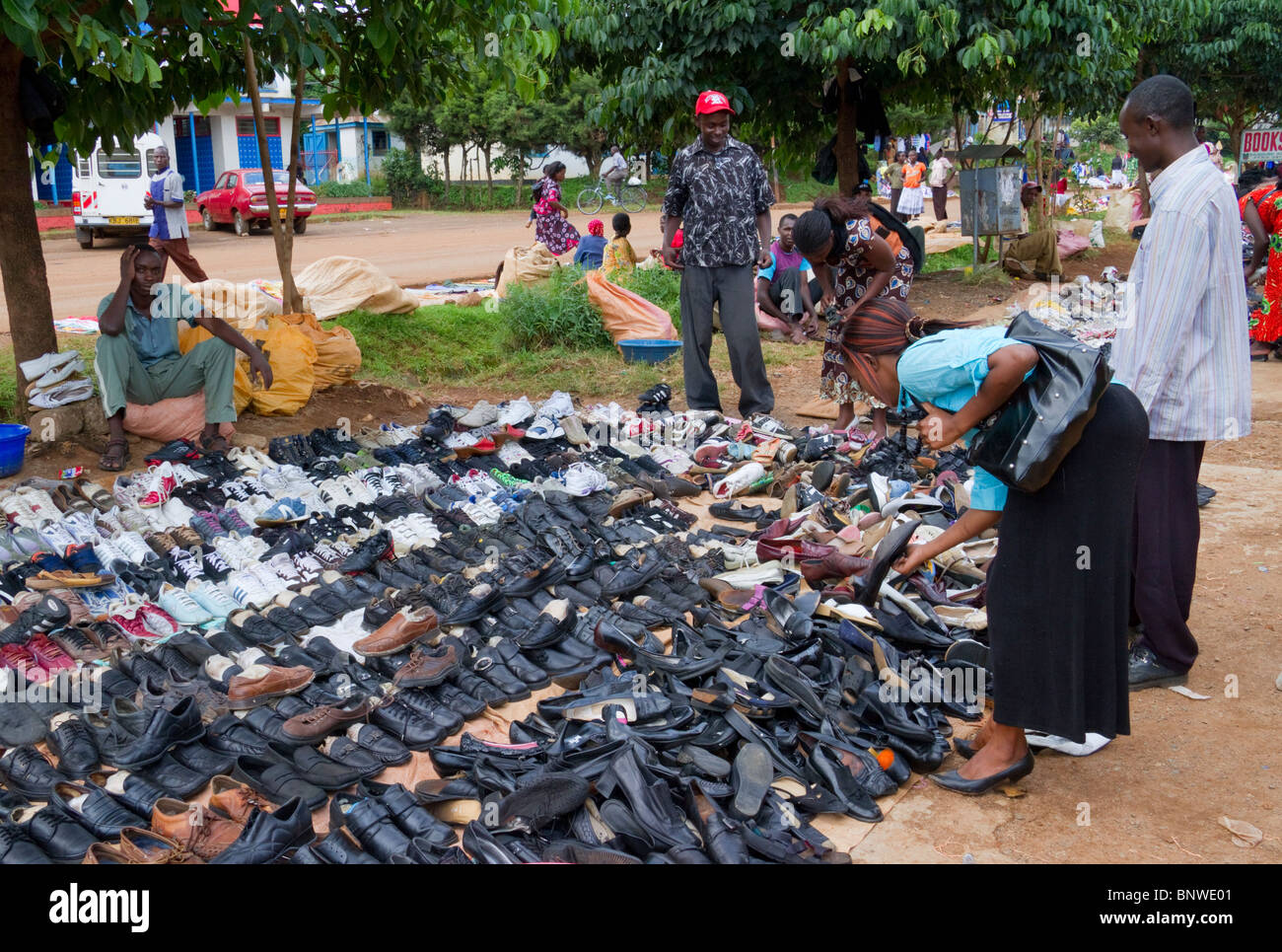 Marché aux puces d'un village au Kenya : 'Shoes' Banque D'Images