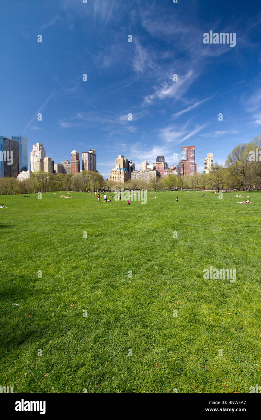 Sheep Meadow à New York City's Central Park un jour de printemps Banque D'Images