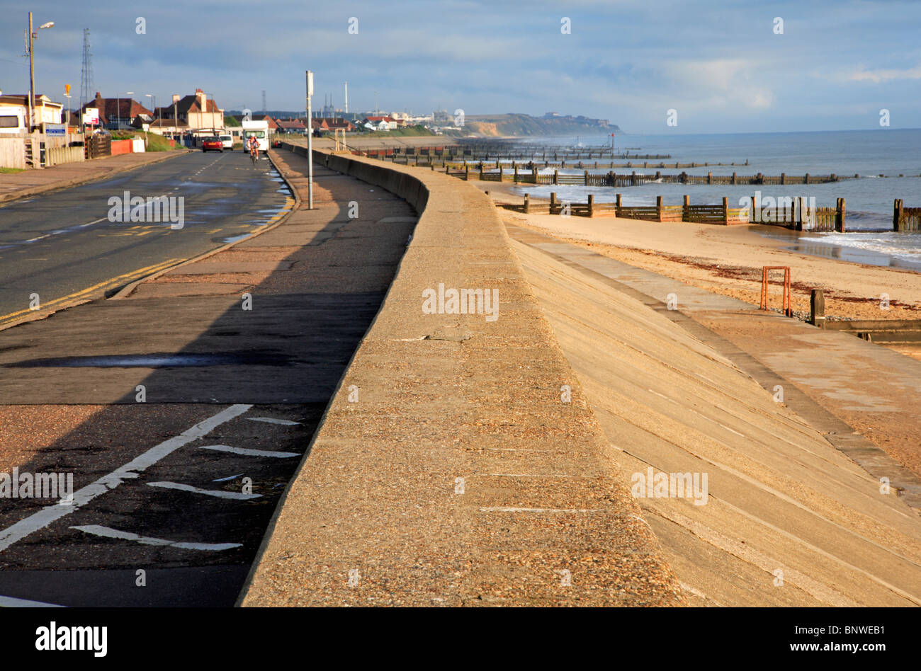 Sea Wall à Walcott, Norfolk, Angleterre, Royaume-Uni, par la route côtière principale B1159. Banque D'Images