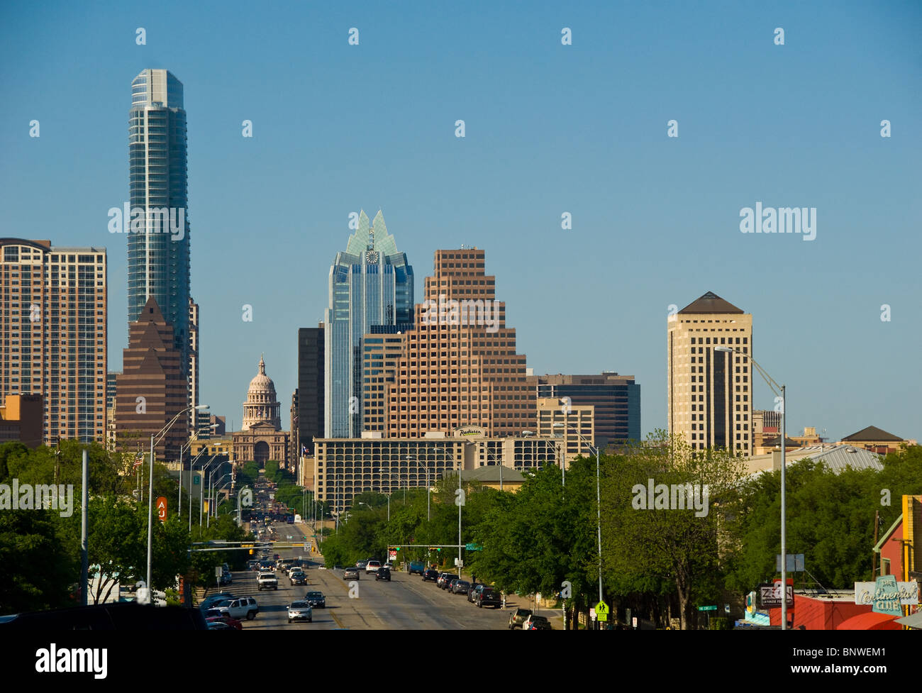 Congress Avenue, une artère principale mène à la Texas State Capitol en centre-ville d'Austin, Texas, États-Unis Banque D'Images
