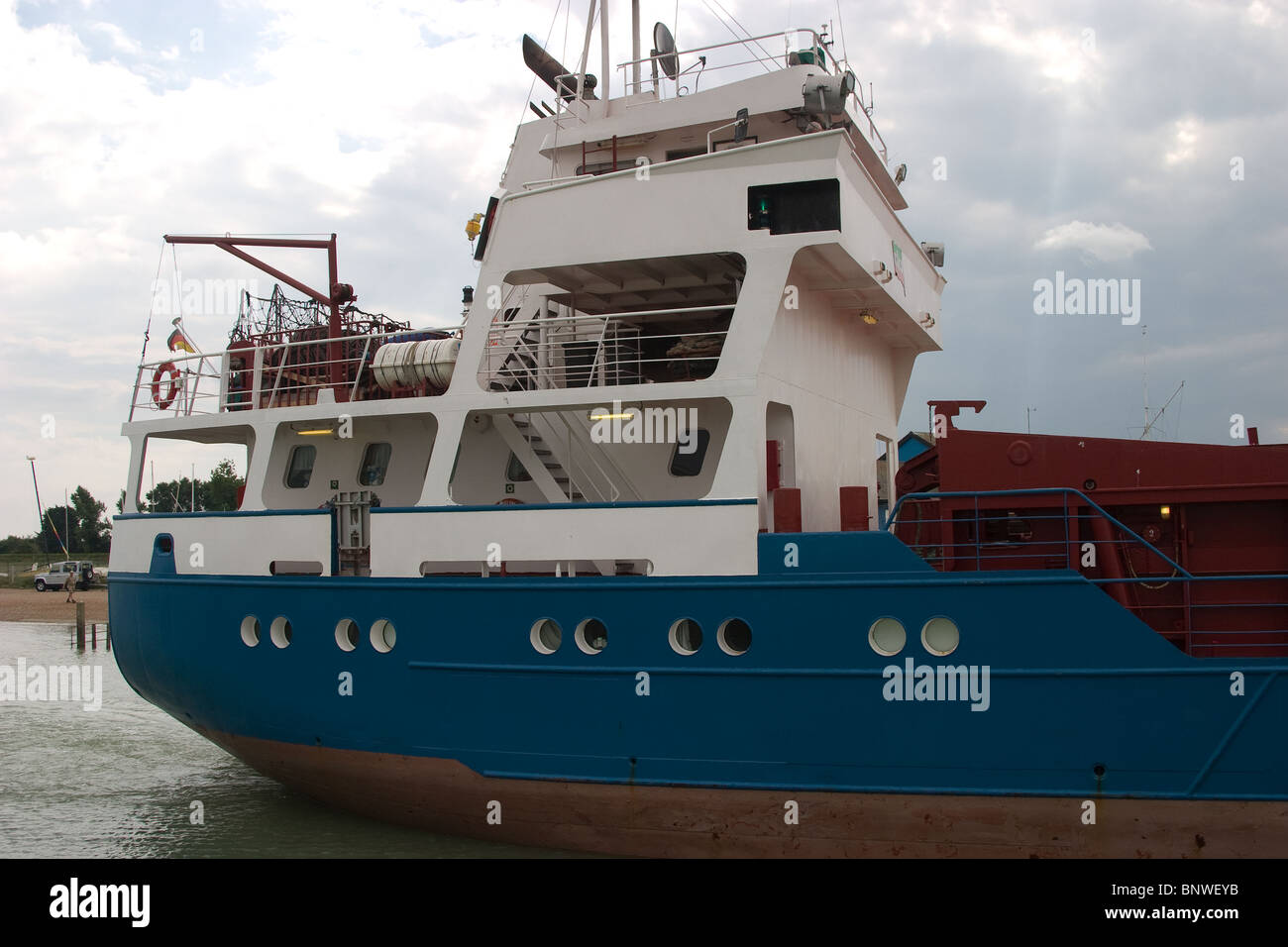 Petit Bateau cargo tanker de rivière navigation Banque D'Images