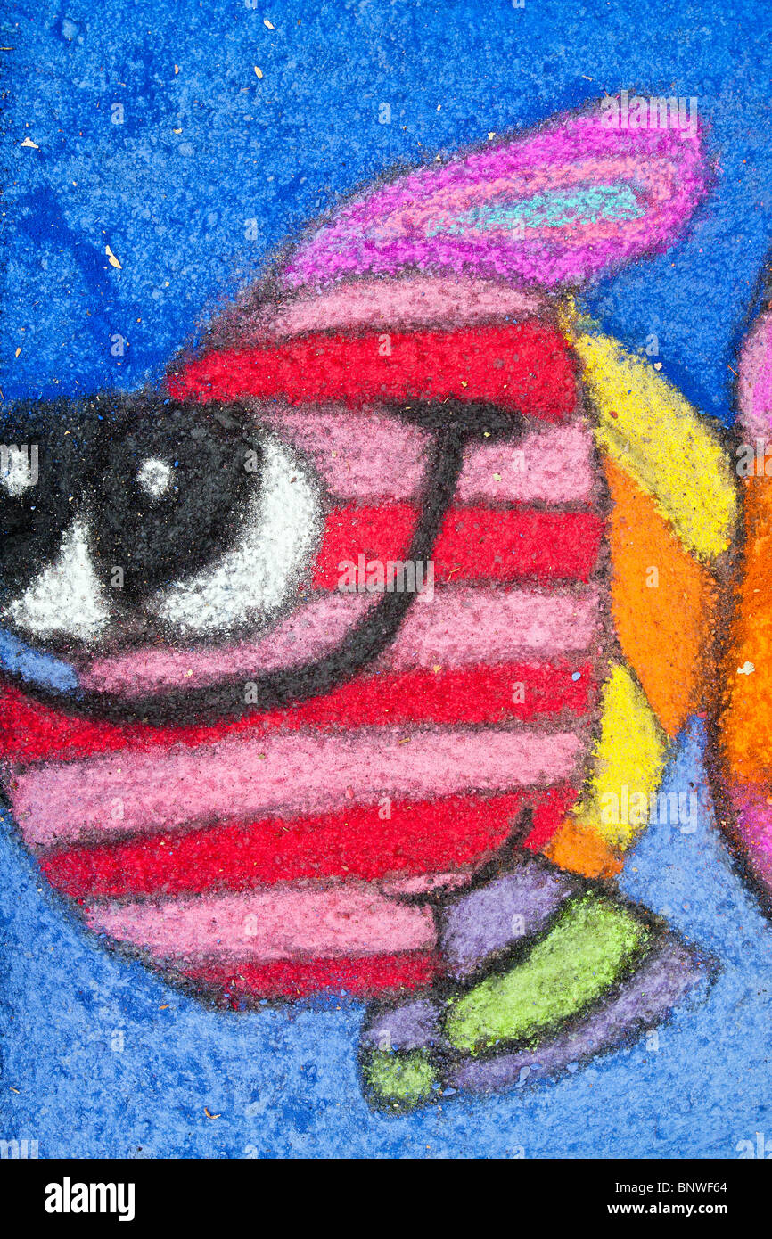 Bien fantaisiste à rayures poisson nage par bandit mer cobalt dans le détail d'un dessin à la craie de trottoir à Chalk Art Festival Banque D'Images